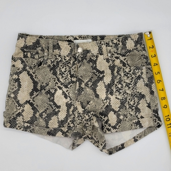 H&M Snakeskin Sexy Stretch Short Shorts Sz 6 - Picture 4 of 7